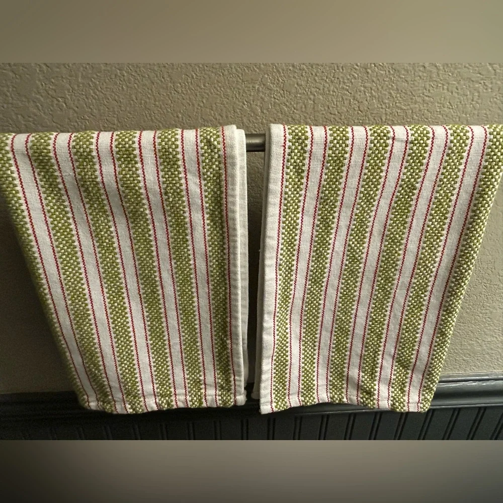 Set of 4 Hand Towels White Red Green Christmas Holiday Kitchen Bathroom Decor